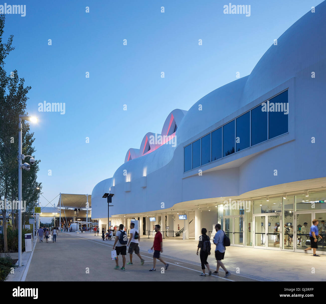 Abenddämmerung Perspektive der Pavillon Fassade. Mailand EXPO 2015, Korea Pavillon, Mailand, Italien. Architekt: BCHO Architekten, 2015. Stockfoto