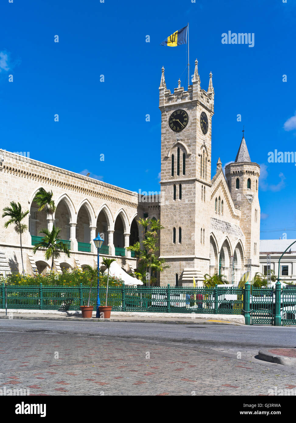 dh Bridgetown BARBADOS CARIBBEAN Parlament Gebäude Uhr Touristen Barbado Flagge Tower Colonial Stockfoto