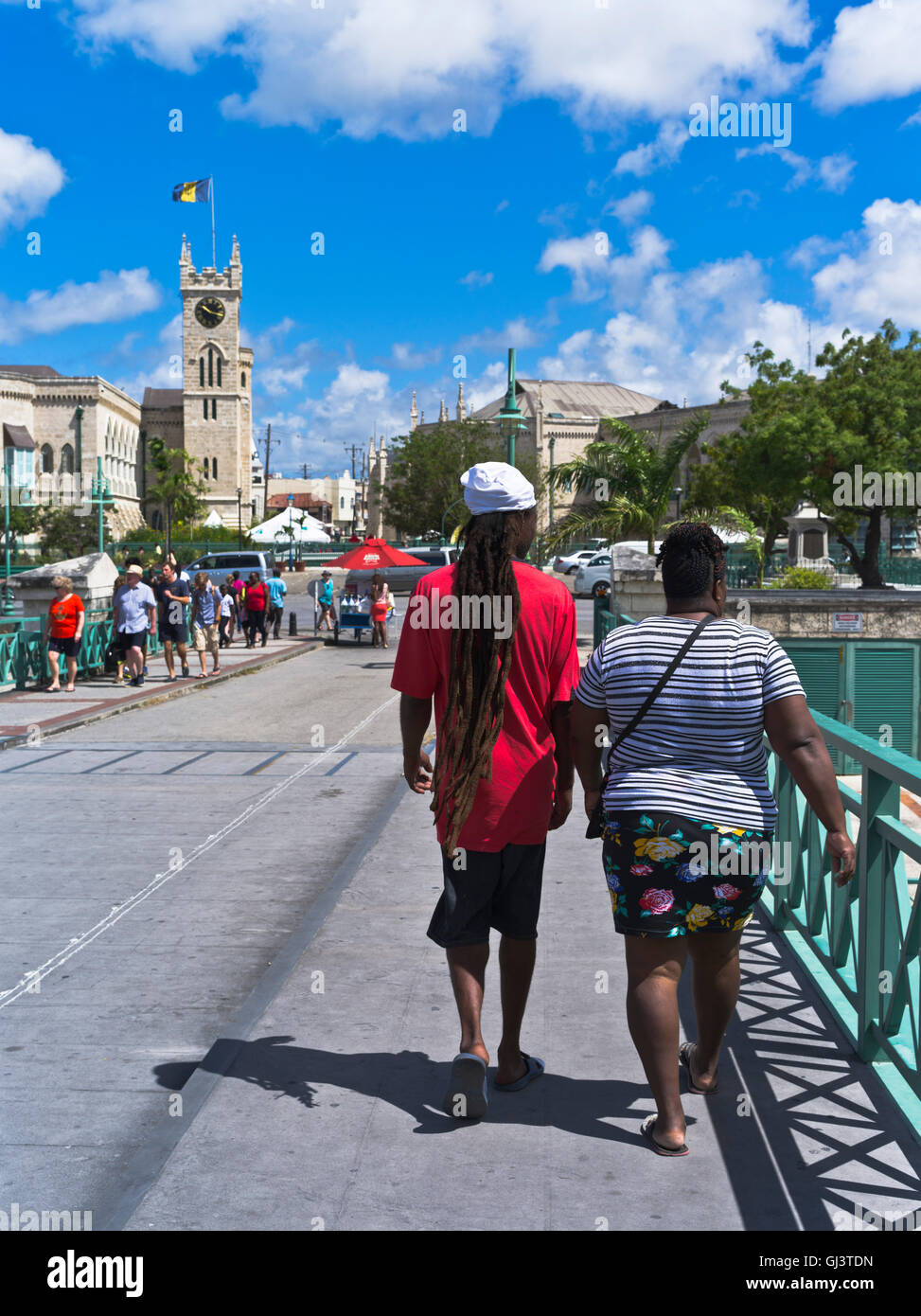 dh Bridgetown BARBADOS CARIBBEAN Dreadlocks Haar Karibisches Paar Chamberlain Bridge Fußgänger Stockfoto