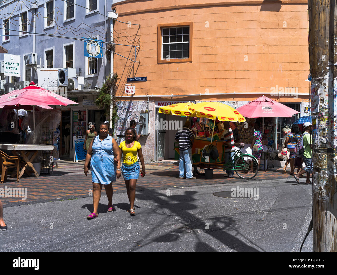 dh Bridgetown Swan Street BARBADOS KARIBIK Frauen Menschen Fußgänger Stockfoto