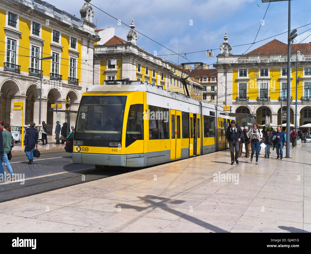dh Straßenbahn LISSABON PORTUGAL Siemens elektrische Straßenbahn Stadtzentrum Platz praca do comercio in gelben lisboa Straßenbahnen Stockfoto