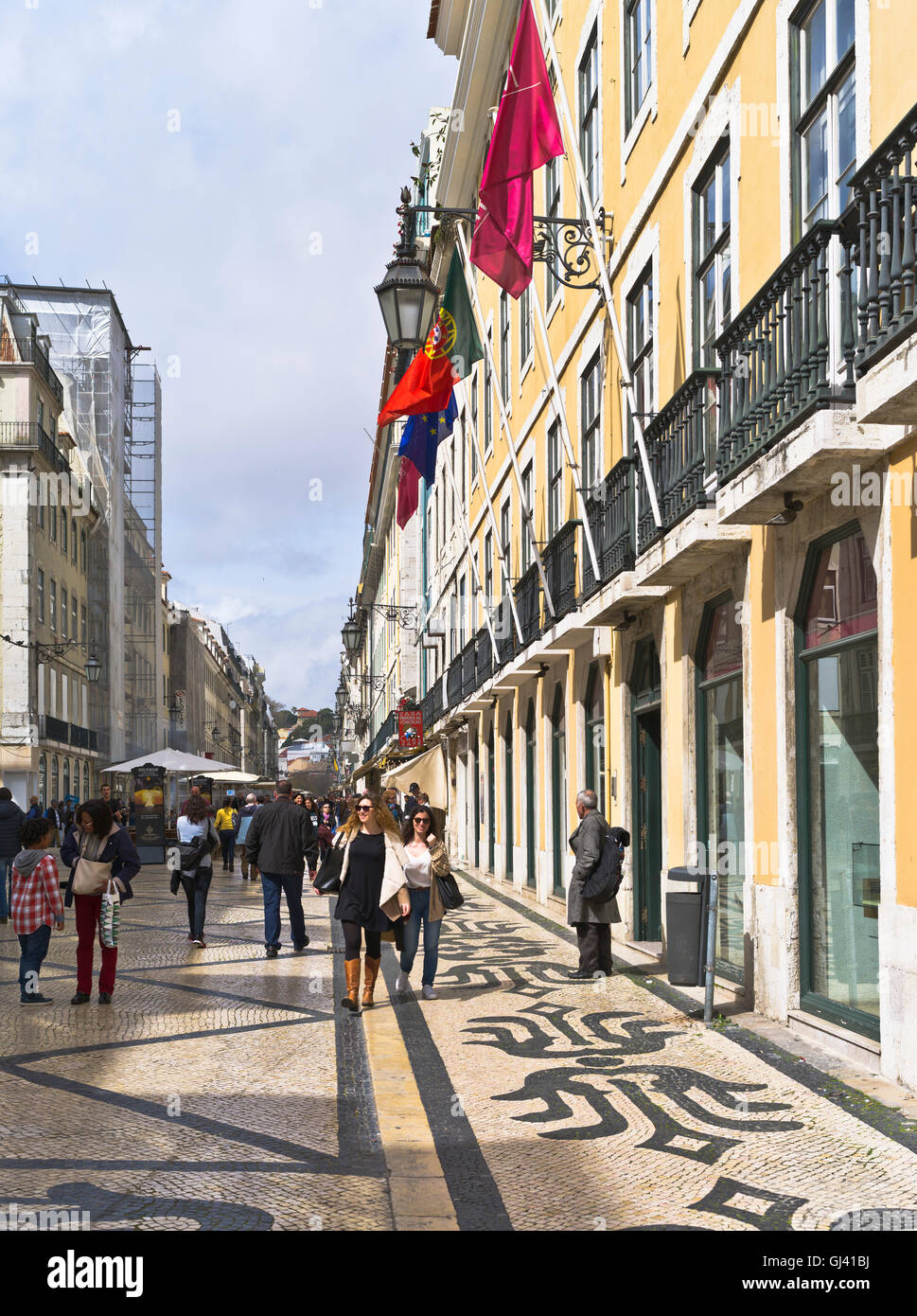 Dh Rua da Prata LISSABON PORTUGAL Menge Menschen zu Fuß Gebäude Stadt Augusta Mosaik Straße Stockfoto