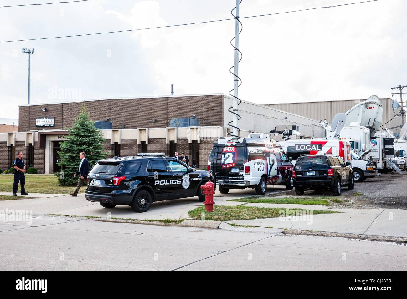 Warren, Vereinigte Staaten von Amerika. 11. August 2016. Mobile TV und SAT Fahrzeuge vor Futuramic Co. warten auf Rede von Hillary Clinton, Warren, MI, 11. August 2016. | Nutzung weltweit Credit: Dpa/Alamy Live-Nachrichten Stockfoto