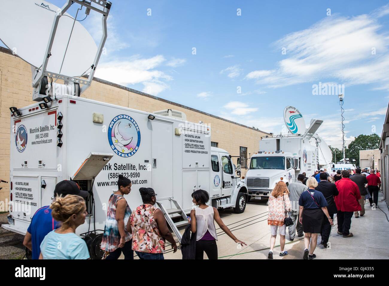 Warren, Vereinigte Staaten von Amerika. 11. August 2016. Mobile TV und SAT Fahrzeuge vor Futuramic Co. wo Rede von Hillary Clinton, Warren, MI, 11. August 2016. | Nutzung weltweit Credit: Dpa/Alamy Live-Nachrichten Stockfoto