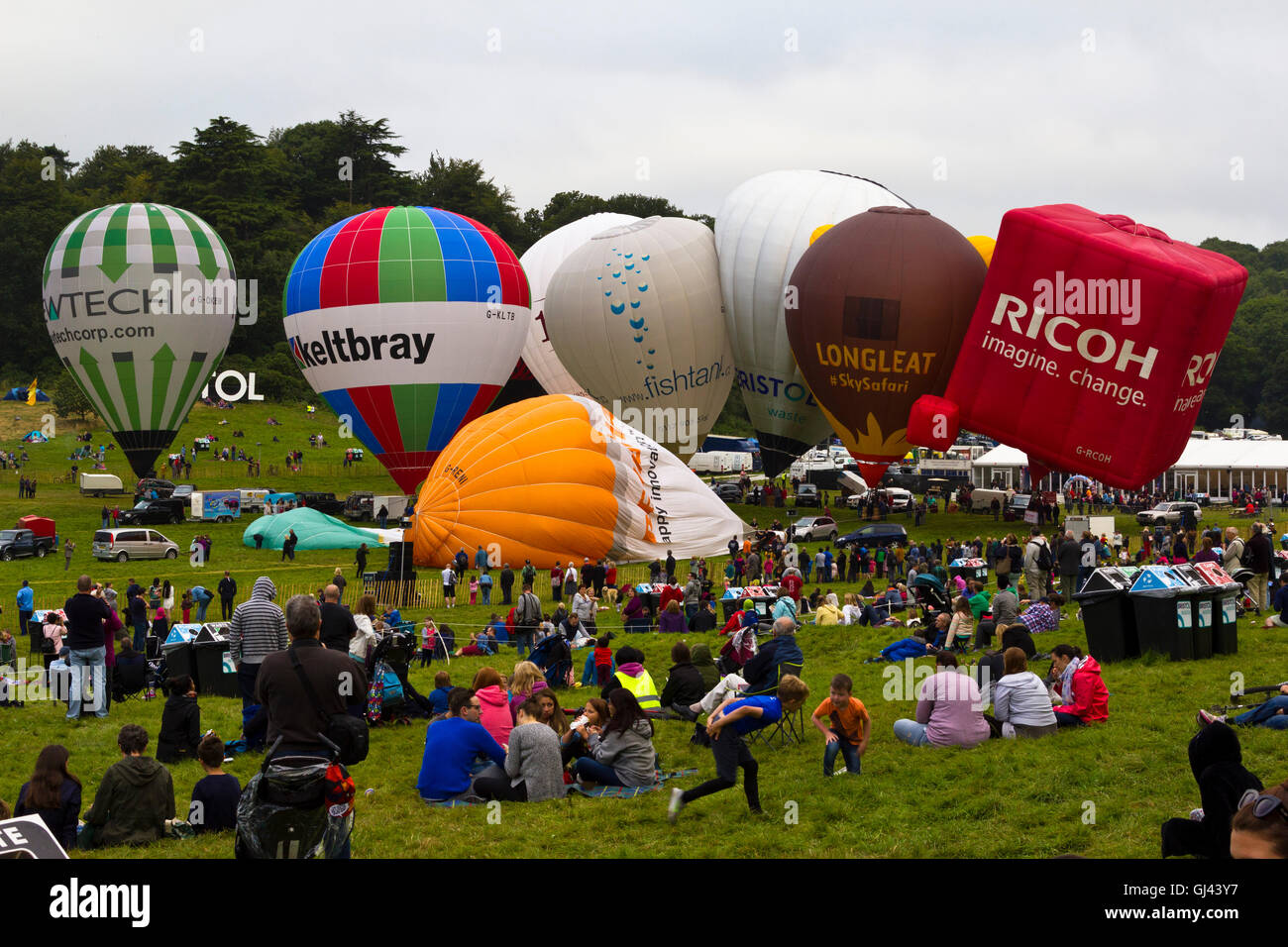 Bristol, UK. 12. August 2016. Der Morgen Masse Aufstieg entfällt bei Bristol Balloon Fiesta durch Windböen, aber mehrere Ballons für eine gefesselte Anzeige blieb. Credit: Elisabeth Nunn/Alamy Live-Nachrichten Stockfoto