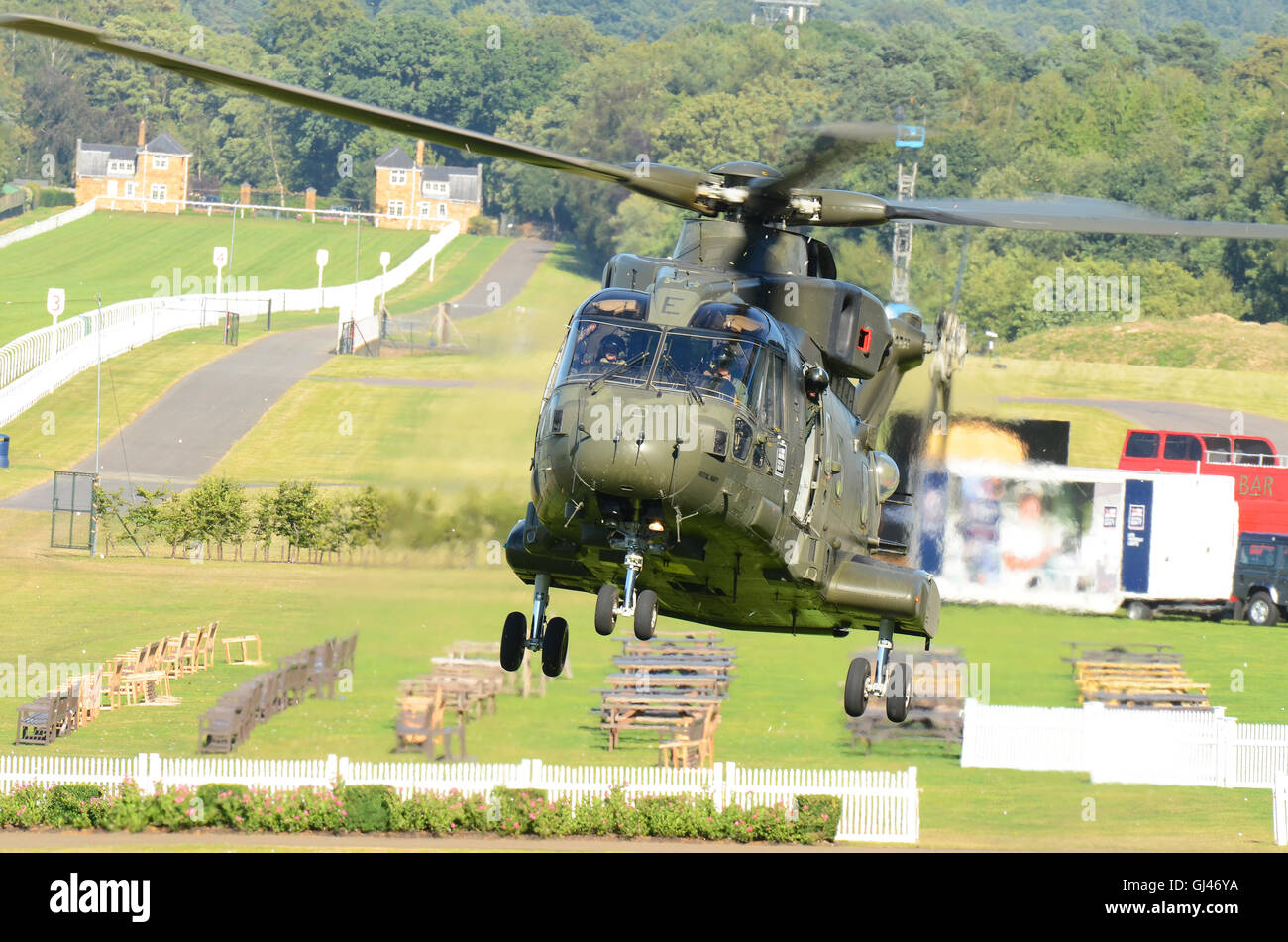 2016 Red Bull Air Race Series findet in der Arena des Royal Ascot Racecourse. Royal Navy Merlin Helikopter Landung für die Anzeige Stockfoto