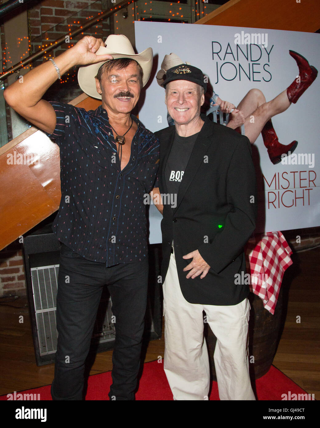 West Hollywood, Kalifornien, USA. 11. August 2016. Musik-Künstler Randy Jones und Musik Produzent/Songwriter Bob Esty besuchen die Randy Jones "Mister Right" CD Release Party im flammenden Sättel in West Hollywood, Kalifornien, USA.  Es war auch der Start-Feier für Staffel 5 von "Kind der 70er Jahre" TV-Show, die Randy Jones in als eines der führenden Zeichen erscheint. Bildnachweis: Sheri Determan / Alamy Live News Stockfoto