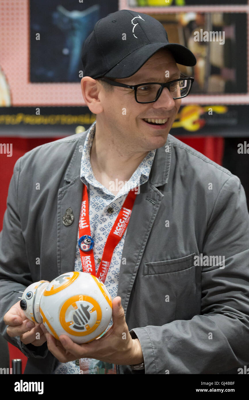 Kansas City, Missouri, USA. 12. August 2016. Brian Herring, Puppenspieler für Star Wars: Episode VII, nimmt eine Miniatur BB-8 für einen Fototermin mit einem Ventilator. Er spricht über seine Arbeit, Betrieb der BB-8 Droid für Star Wars: das Erwachen der macht, seine Zeit mit Dr. Who und seine enge Freundschaft mit dem Schauspieler Simon Pegg. Bildnachweis: Serena S.Y Hsu/ZUMA Draht/Alamy Live-Nachrichten Stockfoto