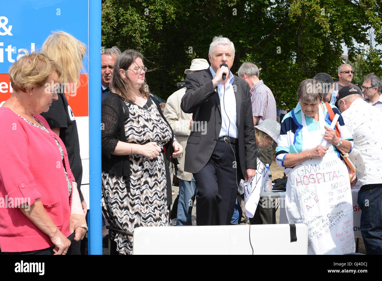 Grantham, UK. 13. August 2016. Eine spontane Kundgebung sah mehrere hundert Menschen in Grantham Klinik, um über die Schließung der Notaufnahme Nacht Abdeckung protestieren am Eingang sammeln. Bildnachweis: Peter Towle/Alamy Live-Nachrichten Stockfoto