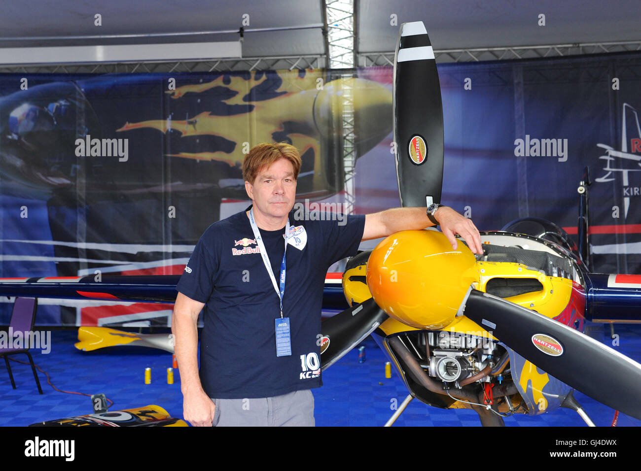 Ascot, Berkshire, UK. 13. August 2016. Kirby Chambliss (USA) stand neben seinem Zivko Aeronautics Edge 540 Racing Flugzeug in den Hangar kurz vor dem Start der Qualifikation Tag der Red Bull Air Race, Ascot, Großbritannien. Das Red Bull Air Race verfügt über die weltweit besten Race-Piloten in eine reine Motorsport-Wettbewerb, der Schnelligkeit, Präzision und Geschick kombiniert. Verwenden die schnellste und wendigste, leichte racing Flugzeuge, schlagen Piloten Geschwindigkeiten von 370kmh, während dauerhafte Kräfte von bis zu 10G, wie sie eine Low-Level-Slalomstrecke navigieren durch 25 Meter hohen, luftgefüllten Pylonen markiert. © Michael Preston/Alamy Liv Stockfoto