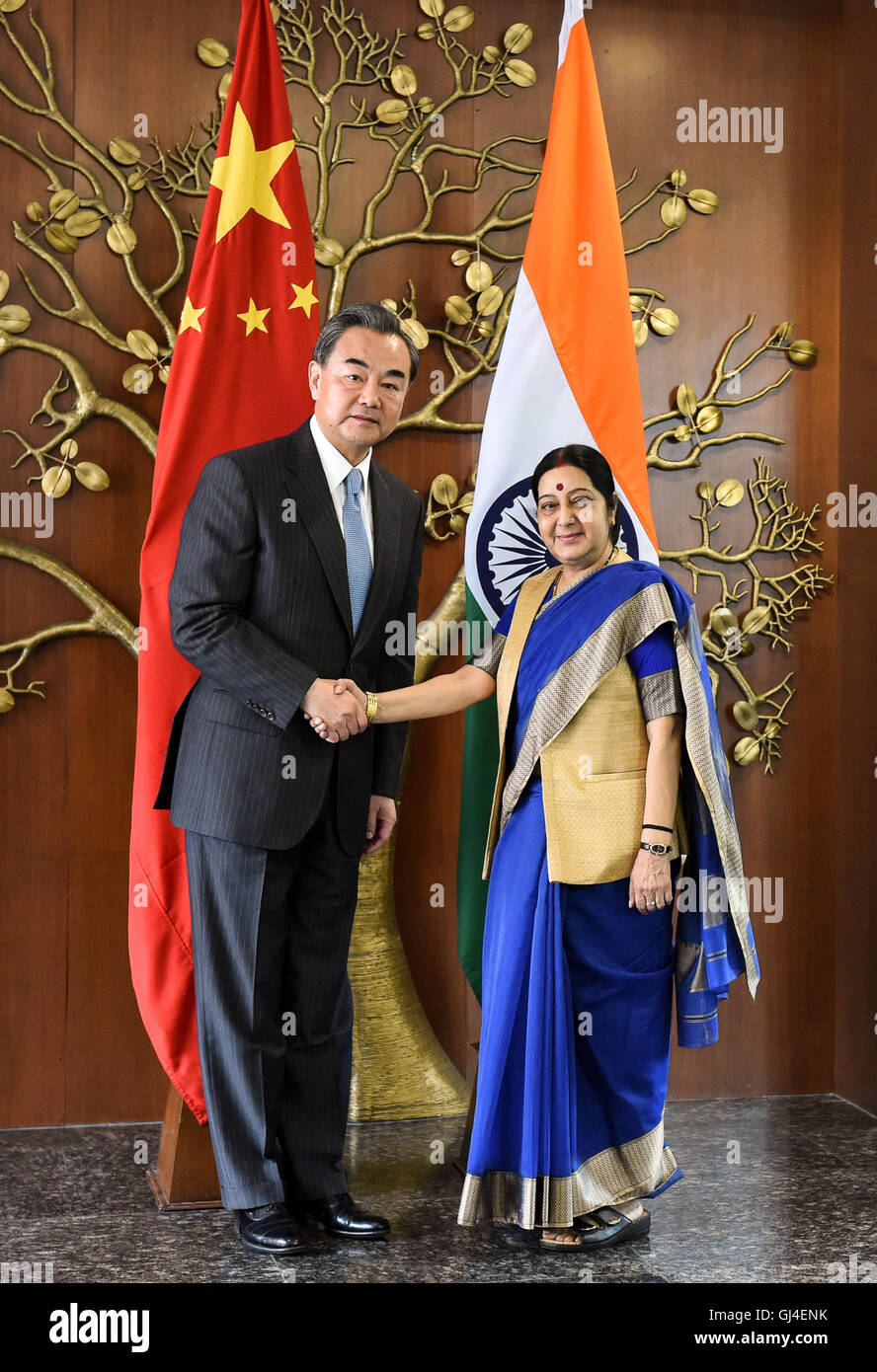 Neu-Delhi, Indien. 13. August 2016. Chinesischer Außenminister Wang Yi (L) schüttelt Hände mit indischen Minister der externen Angelegenheiten Sushma Swaraj in Neu-Delhi, Indien, 13. August 2016. © Bi Xiaoyang/Xinhua/Alamy Live-Nachrichten Stockfoto