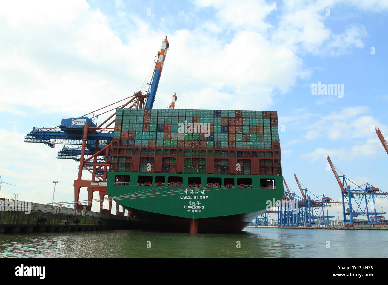 Chinesischer Containerschiff CSCL Globe Entladung in Hamburg, Deutschland. 19.100 TEU, 187.541 Bruttoraumzahl Stockfoto