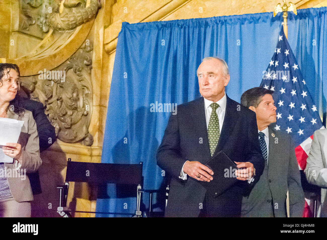 NYPD Kommissar William Bratton bei der Anmeldung eine Rechnung im Zusammenhang mit NYPD Berichtsverfahren auf Mittwoch, 3. August 2016 in New York. (© Frances M. Roberts) Stockfoto