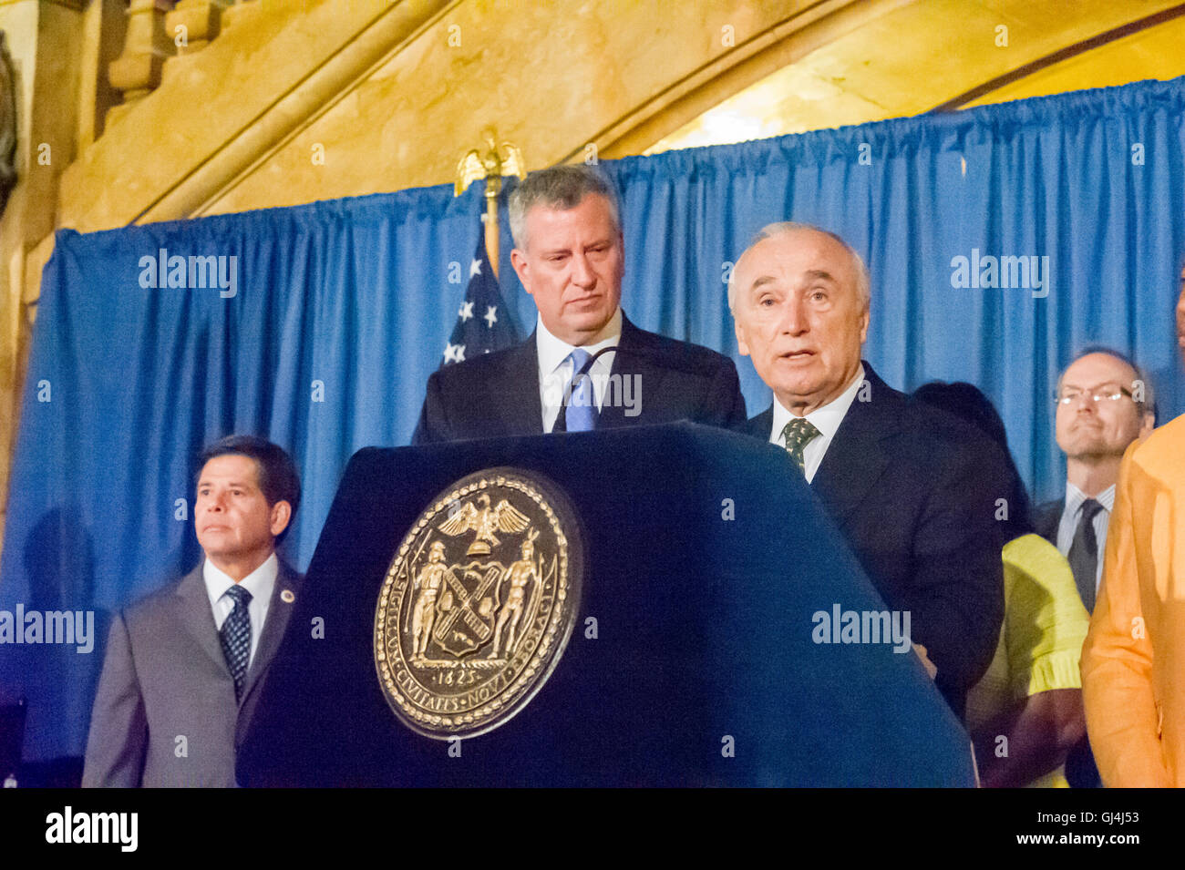 New Yorker Bürgermeister Bill de Blasio, links, und NYPD Kommissar William Bratton bei der Anmeldung eine Rechnung im Zusammenhang mit NYPD Berichtsverfahren auf Mittwoch, 3. August 2016 in New York. (© Frances M. Roberts) Stockfoto