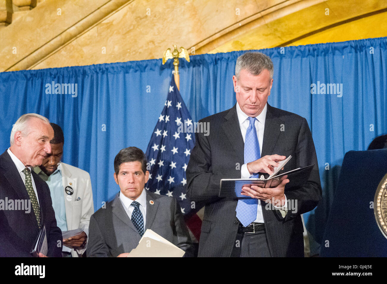 New Yorker Bürgermeister Bill de Blasio, in Bezug auf eine Rechnung unterzeichnen auf NYPD Berichtsverfahren auf Mittwoch, 3. August 2016 in New York. (© Frances M. Roberts) Stockfoto