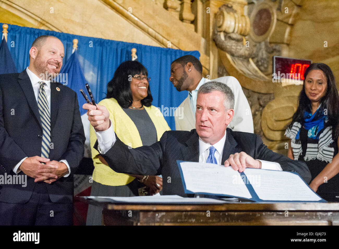 New Yorker Bürgermeister Bill de Blasio, in Bezug auf eine Rechnung unterzeichnen auf NYPD Berichtsverfahren auf Mittwoch, 3. August 2016 in New York. (© Frances M. Roberts) Stockfoto