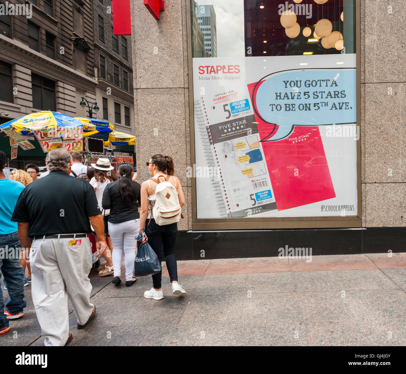 Eine zurück zur Schule-Anzeige wird auf das Fenster einer Staples-Filiale in New York auf Freitag, 5. August 2016 gesehen. Back-to-School ist die zweite größte shopping-Saison. (© Richard B. Levine) Stockfoto