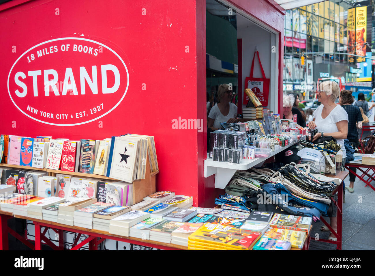 Kunden suchen Bücher und Neuheiten auf einen Satelliten von den berühmten Strand Bookstore am Times Square in New York auf Dienstag, 2. August 2016. (© Frances M. Roberts) Stockfoto