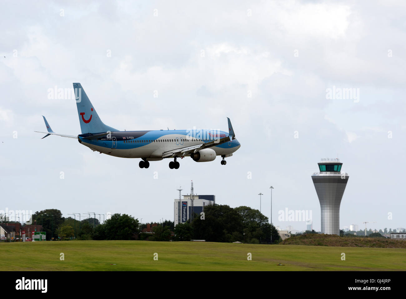 Thomson Boeing 737-800 Landung am Flughafen Birmingham, UK (G-FDZA) Stockfoto