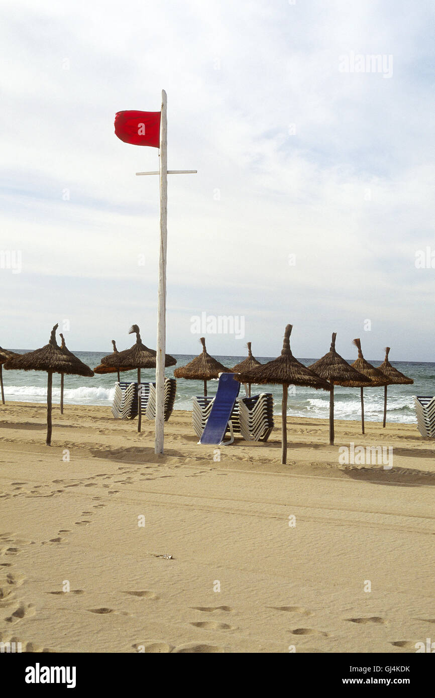 Leuchtende rote Warnfahne am unberührten Leblon-Strand mit Meer im