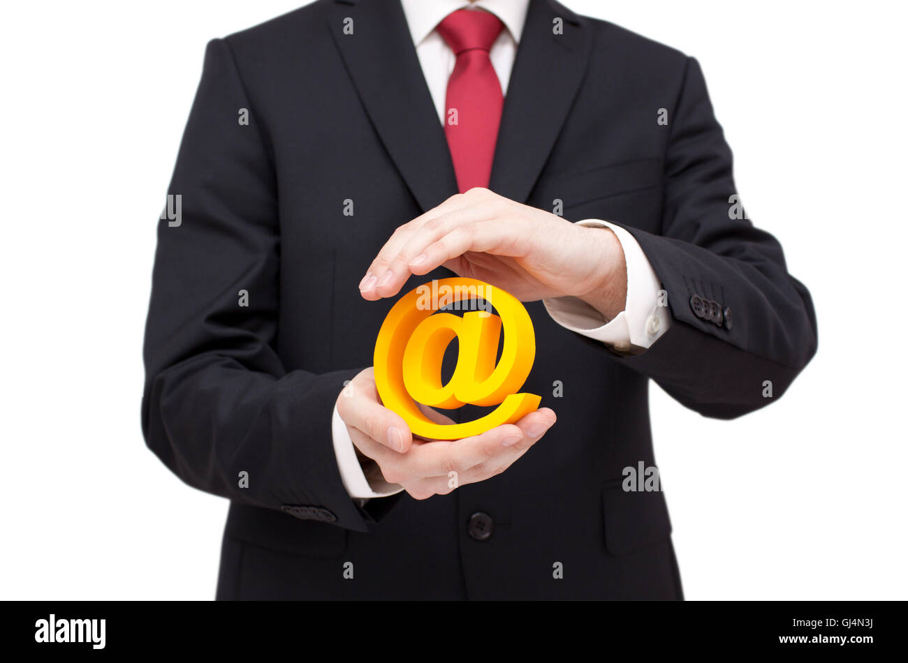 e-Mail 3D-Symbol durch Hände geschützt. Clipping-Pfad enthalten. Stockfoto
