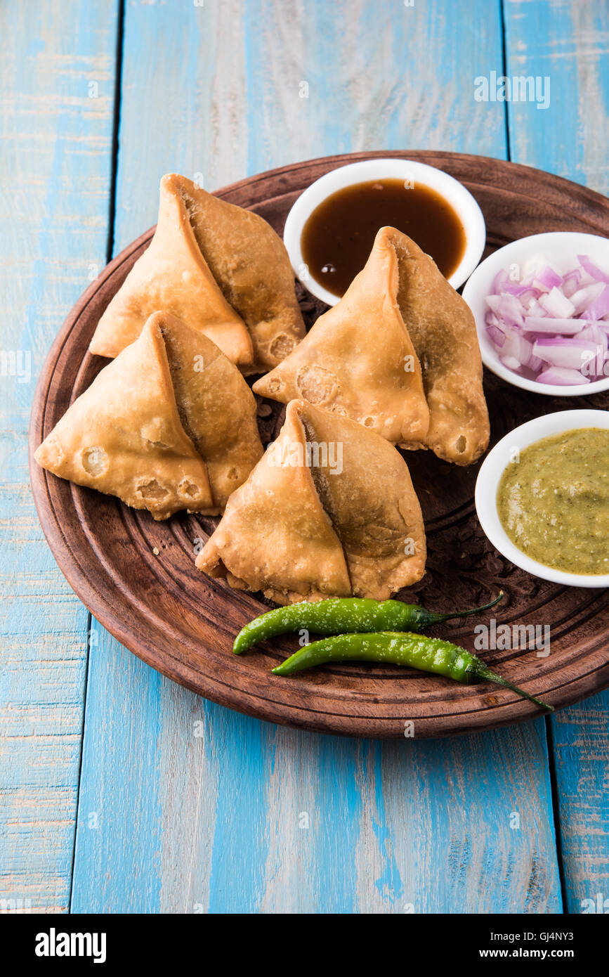 Gemüse Kartoffel Samosa mit Saucen, hausgemachte gebratene indische ...
