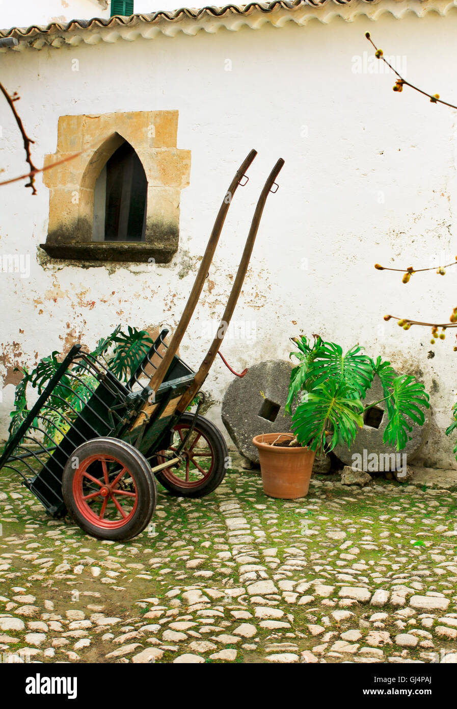 Alte Wagen im Hof Stockfoto