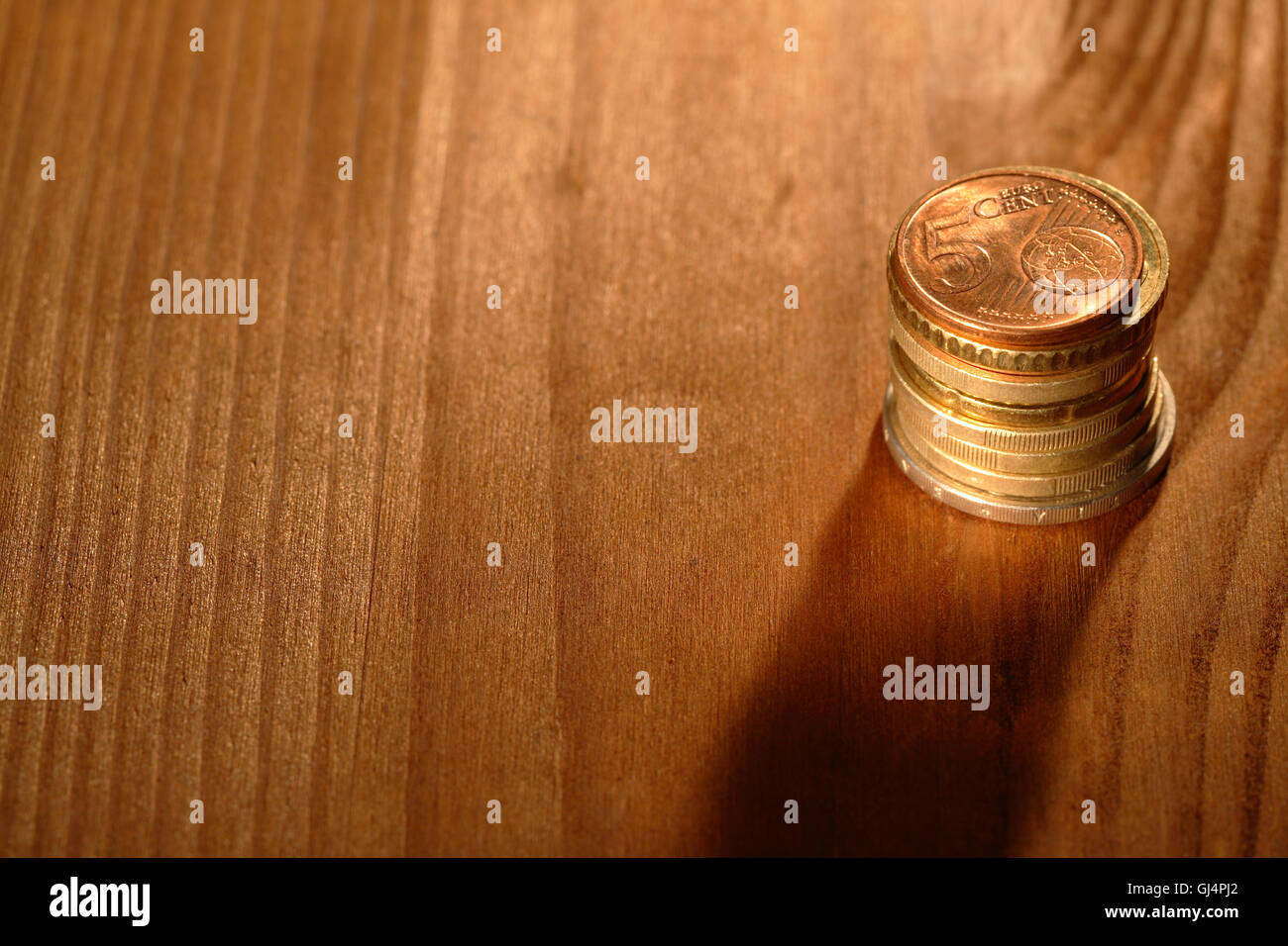 Euro-Münzen auf Holz Stockfoto