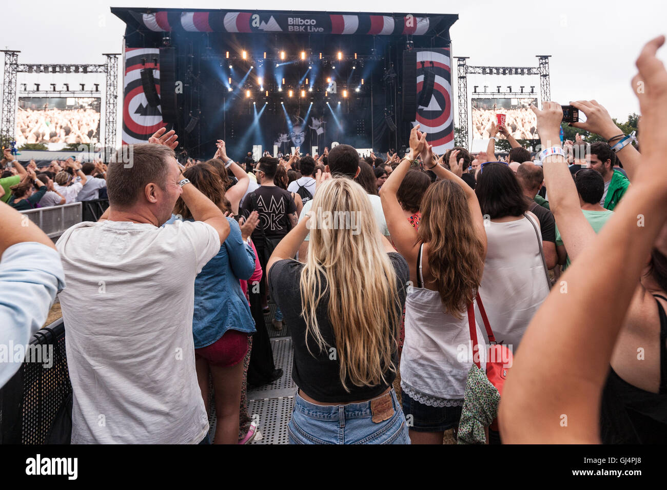 Indie-Musik-Fans auf Bilbao BBK 3-tägige Musikfestival veranstaltet jährlich im Juli, Baskenland, Spanien. Stockfoto