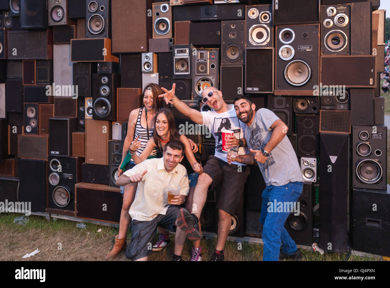 Indie-Musik-Fans auf Bilbao BBK 3-tägige Musikfestival statt jährlich im Juli, Baskenland, nördlichen Spain.Retro Lautsprecher. Stockfoto