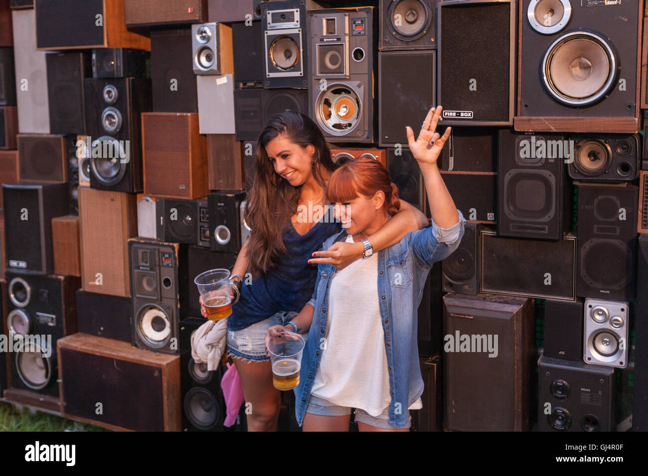 Indie-Musik-Fans auf Bilbao BBK 3-tägige Musikfestival veranstaltet jährlich im Juli, Baskenland, Spanien. Retro-Lautsprecher. Stockfoto