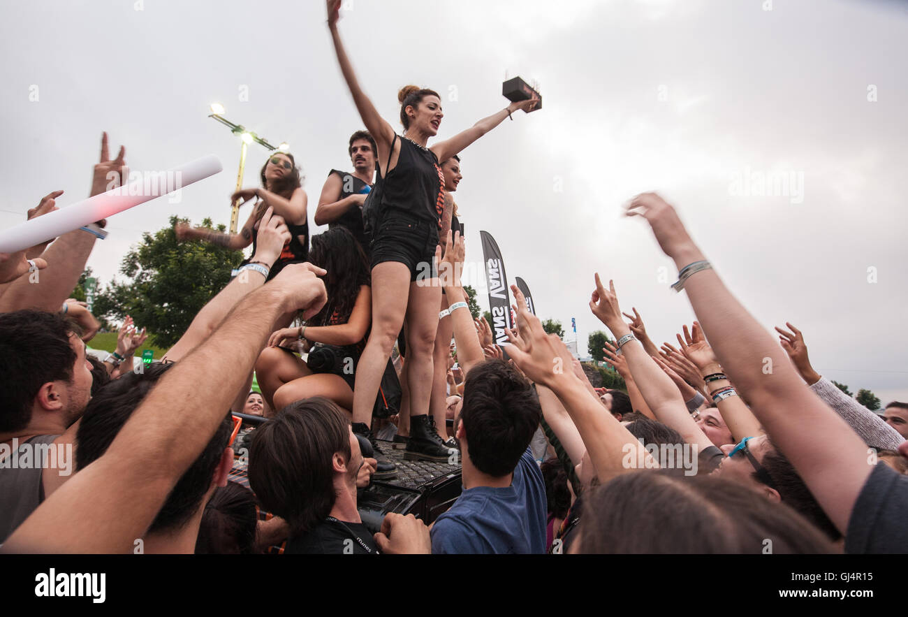 Indie-Musik-Fans auf Bilbao BBK 3-tägige Musikfestival veranstaltet jährlich im Juli, Baskenland, nördlichen Spain.Jagermeister Likör promo Stockfoto