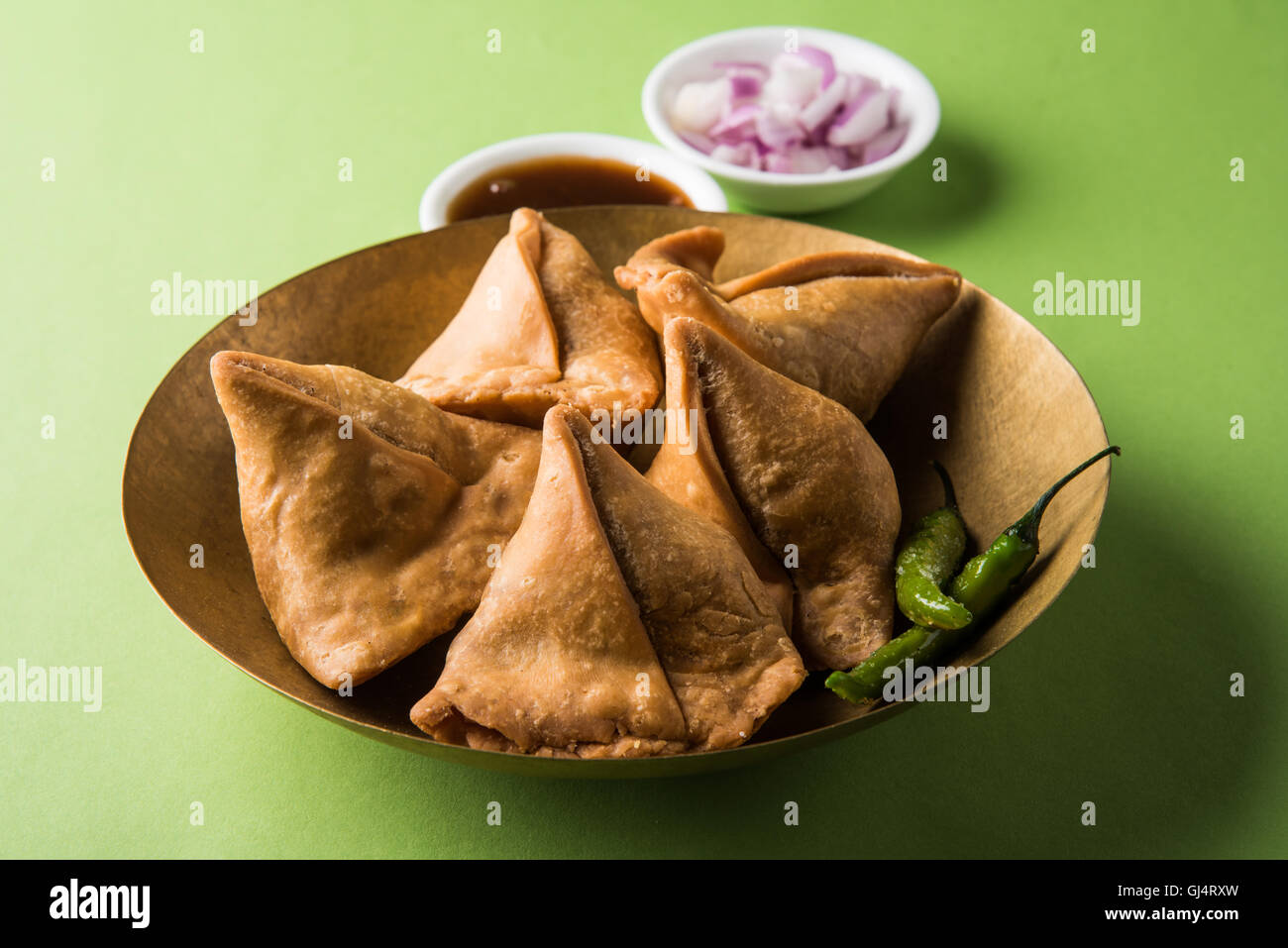 Gemüse Kartoffel Samosa mit Saucen, hausgemachte gebratene indische ...