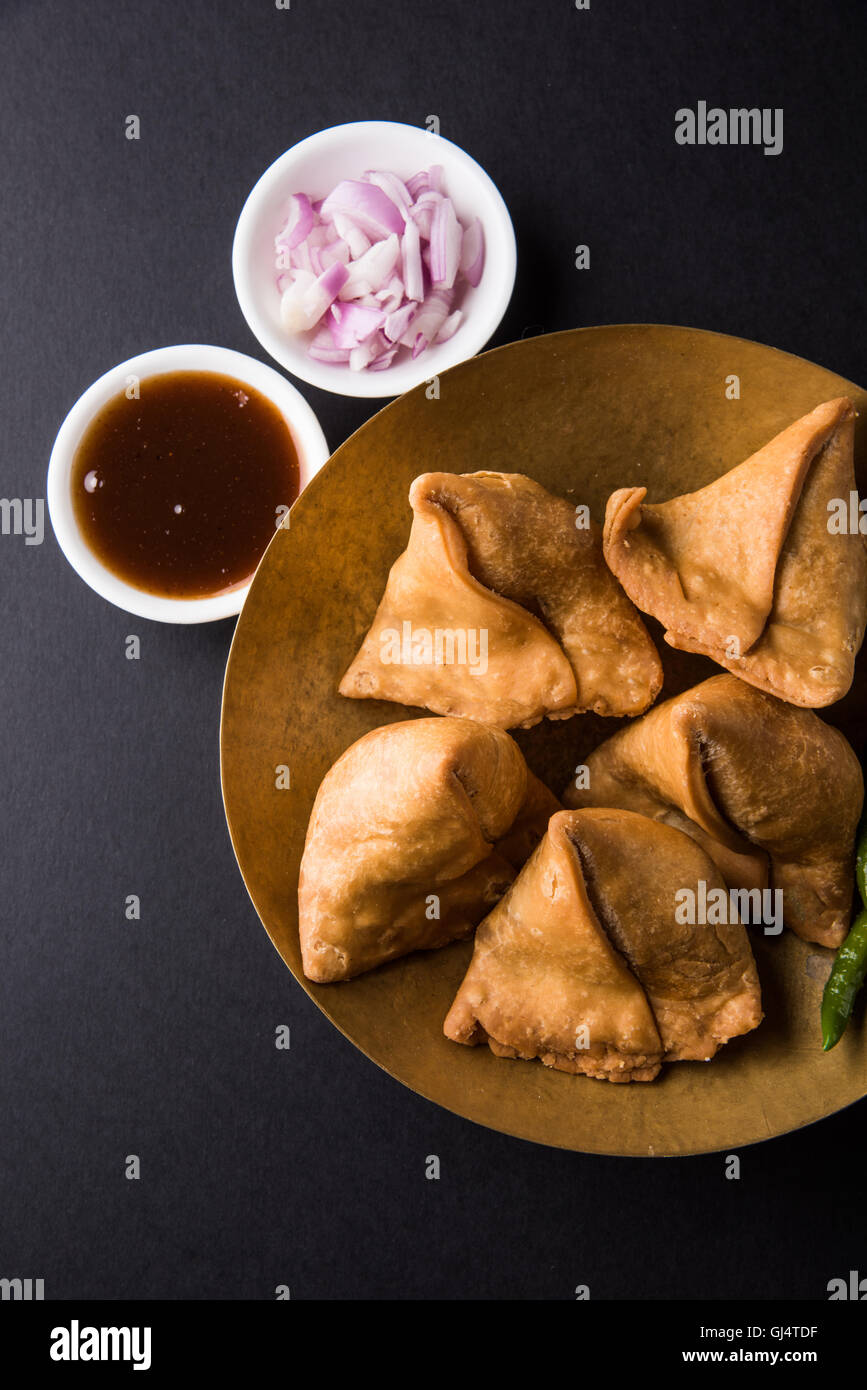 Gemüse Kartoffel Samosa mit Saucen, hausgemachte gebratene indische ...