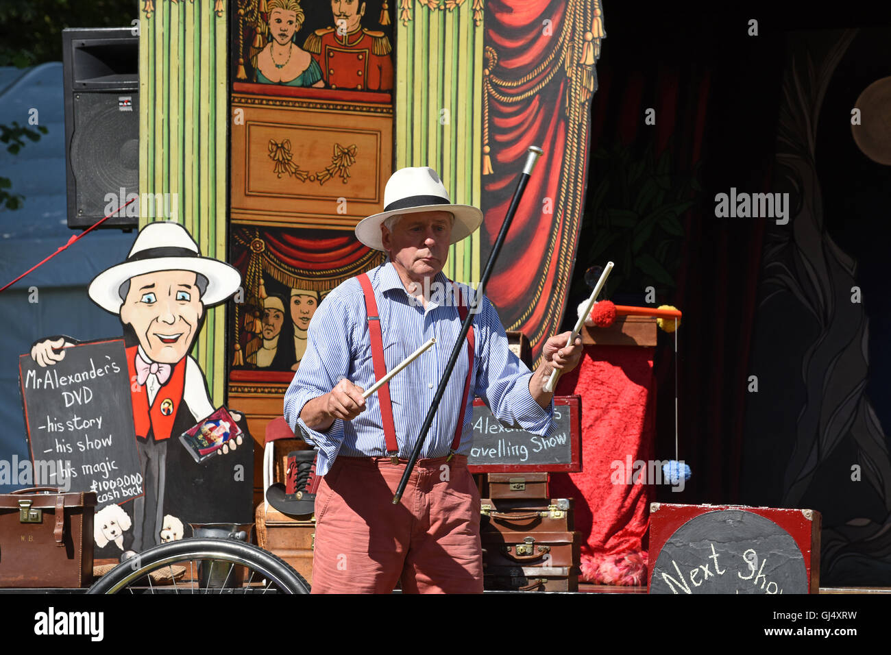 Herr Alexander von Herrn Alexander Reisen zeigen jonglieren Kinder Unterhaltung Entertainer theatralische Reisenden Schausteller British Stockfoto