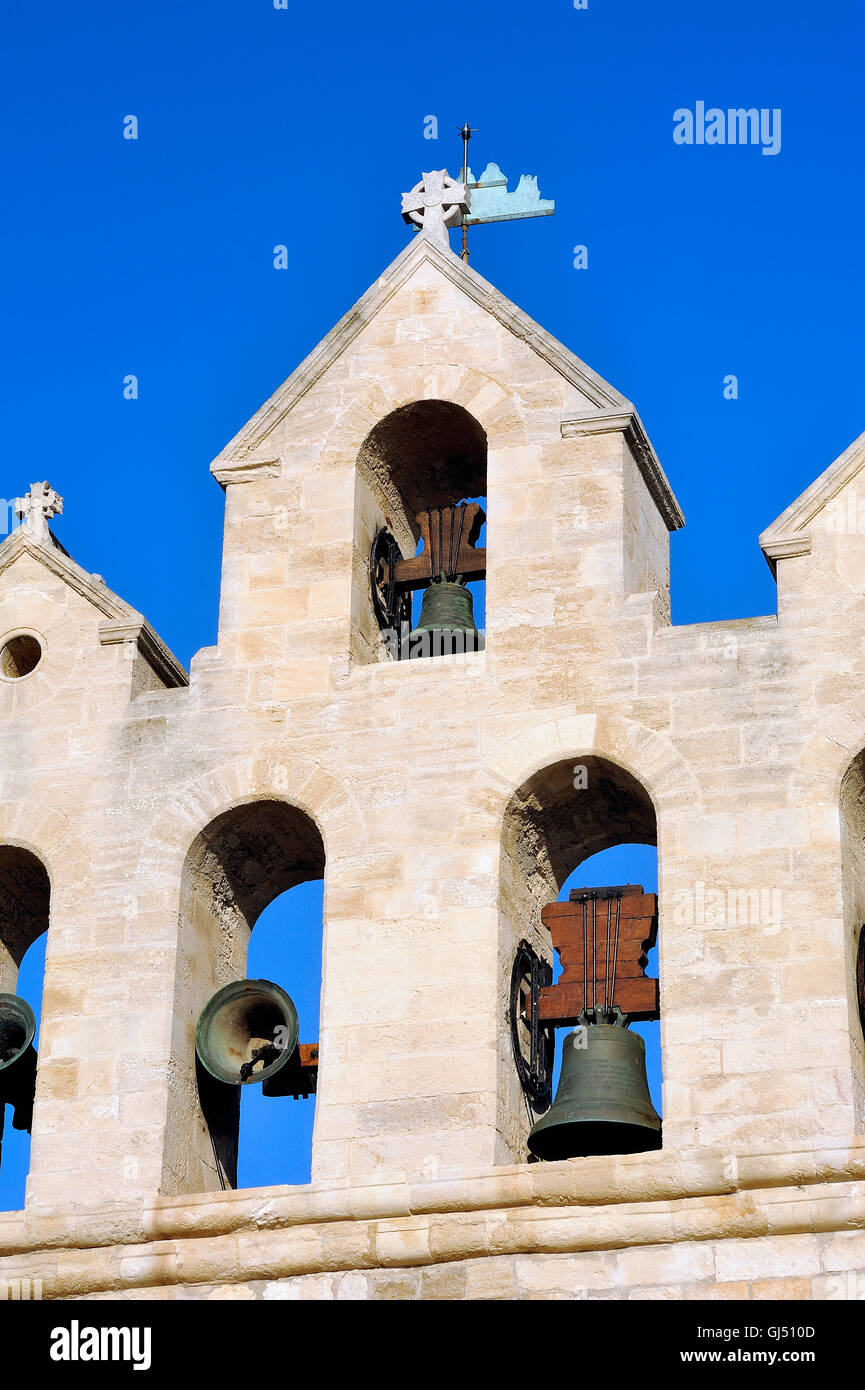 Kirchturm von die Kirche von Saintes-Maries-de-la-Mer wo die Krypta die Satue Saint Sara Schutzpatron der Zigeuner birgt. Stockfoto