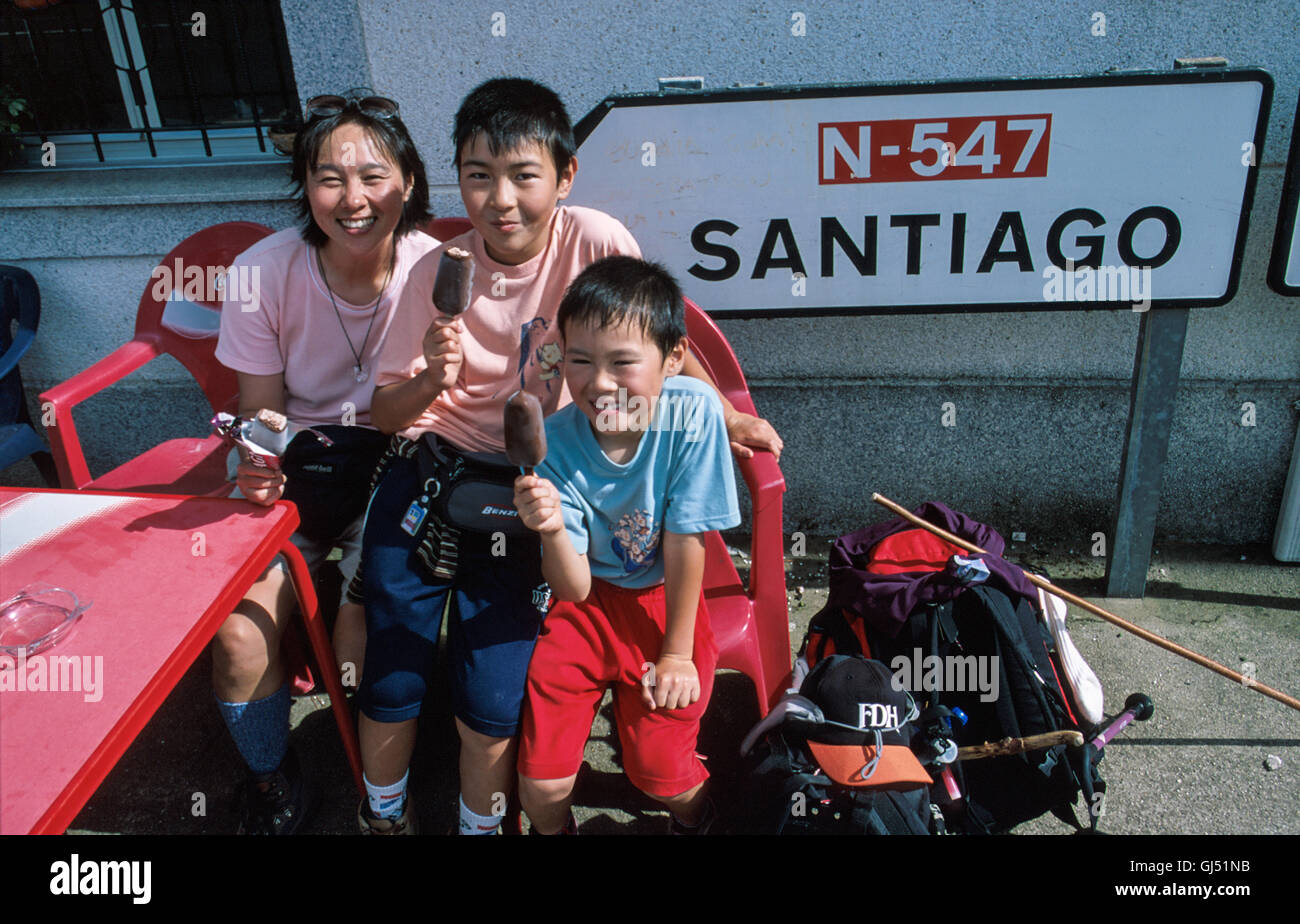 Pilger, Wallfahrt, Japanisch, Mutter, Kaori, sowohl mit ihrer Söhne, der jüngste Masashi, 8 und Takashi im Alter von 11 Jahren. Foto in der Nähe genommen Stockfoto