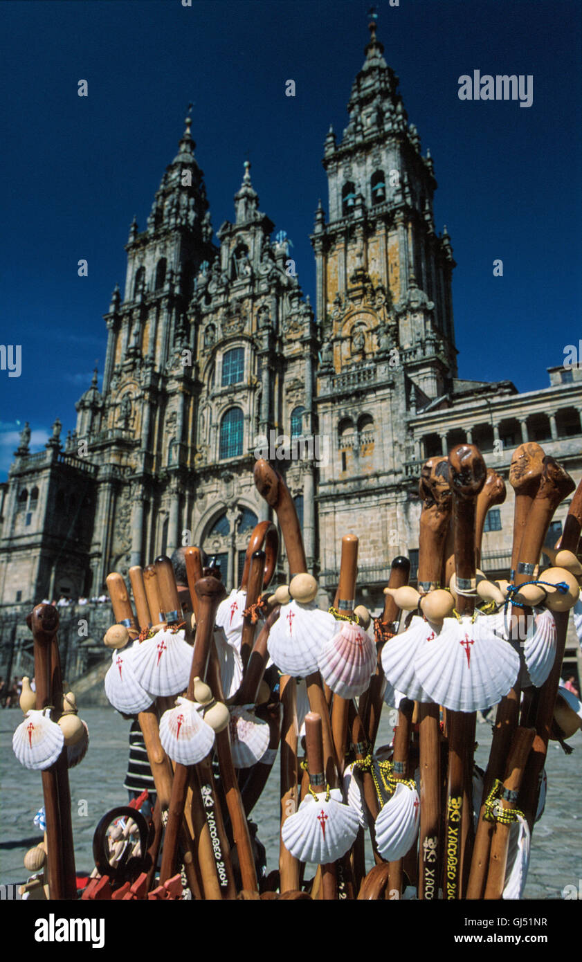 Jakobsmuscheln und Kürbisse schmücken Holzstäbe, drei Symbole des Camino, die zum Verkauf an diesem Stand auf Stockfoto