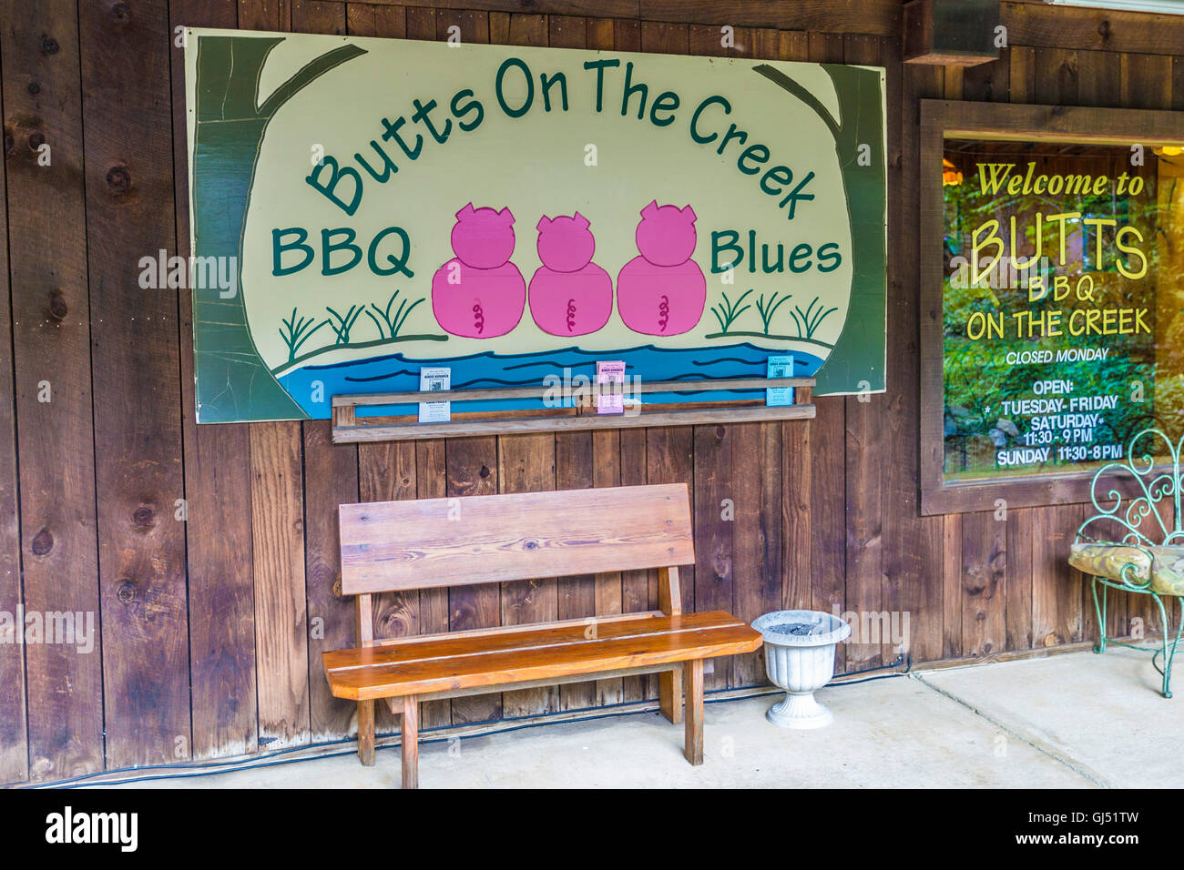 Melden Sie sich für "Butts On The Creek" BBQ und Blues Restaurant und  Geschenk-Shop in Maggie Valley, North Carolina Stockfotografie - Alamy