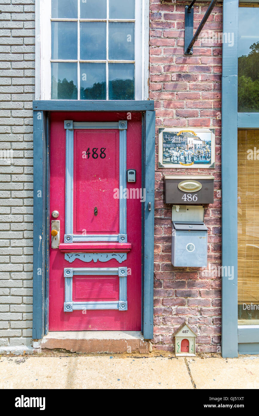 Heritage Walk historisches Foto vor dem bunten rosa und blau Eingang 488 Main Street in der Innenstadt von Sylva, North Carolina Stockfoto