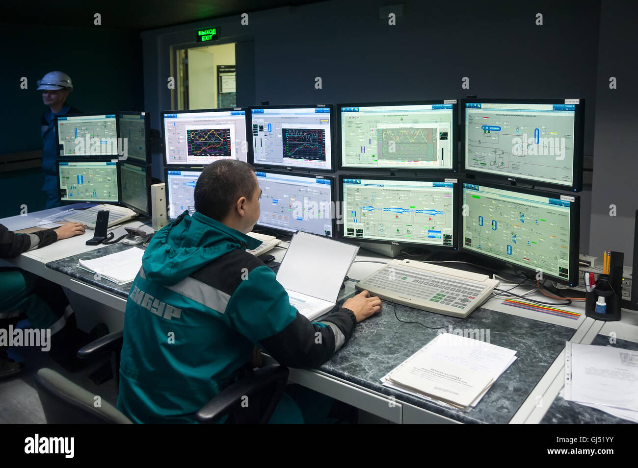 Ingenieure im Kontrollraum von Tobolsk Polymer Stockfoto