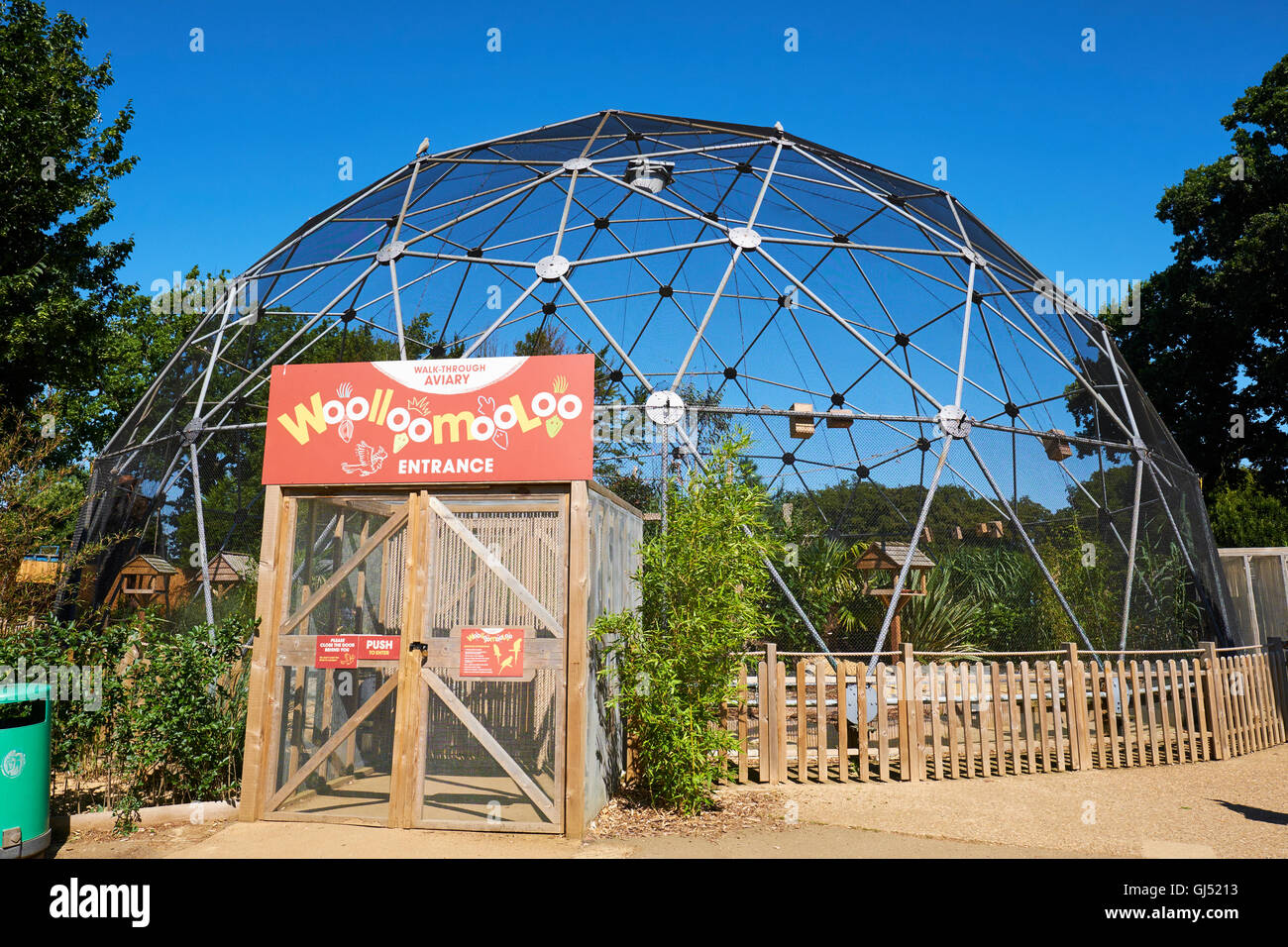 Woolloomooloo Spaziergang durch Voliere Wicksteed Park das zweite älteste Themenpark In Großbritannien Kettering Northamptonshire Stockfoto