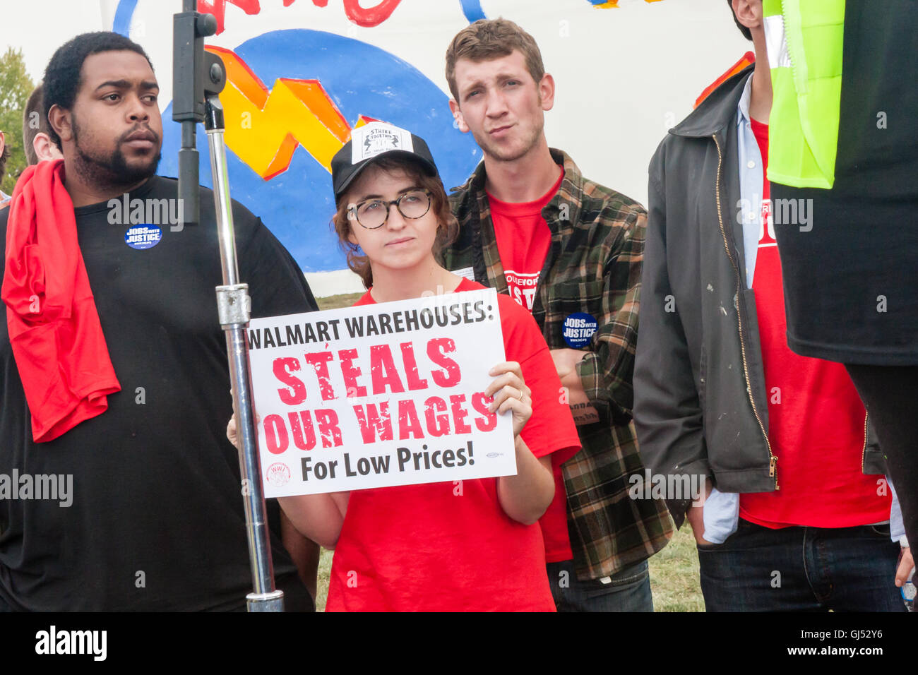 Elwood, Illinois - 1. Oktober 2012: Auffallende Arbeiter und Unterstützer aus der Walmart Distribution Center Rallye für bessere Löhne und Arbeitsbedingungen. Stockfoto