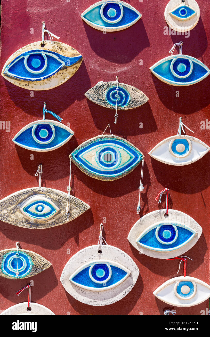 Handgemachte Evil Eye Perlen aus Keramik gehängt an die Wand zu verkaufen Stockfoto