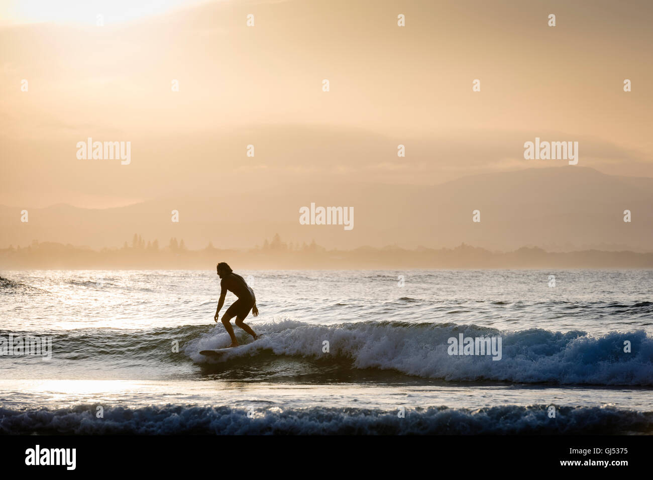 Mann beim Surfen auf Byron Beach in Byron Bay. Stockfoto