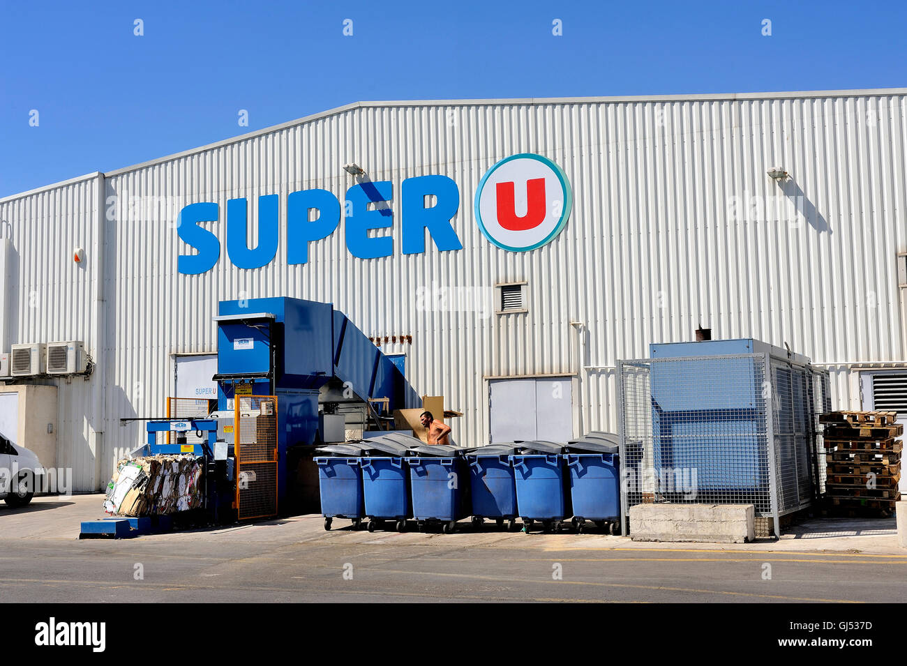 Verdichtung von Abfällen und Verpackung aus einem Supermarkt für recycling-Pappe und anderen Wertstoffen. Stockfoto