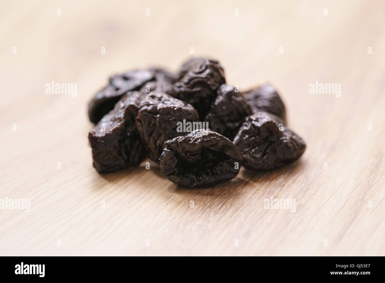 getrocknete Pflaumen auf Eiche Holz Tisch Stockfoto