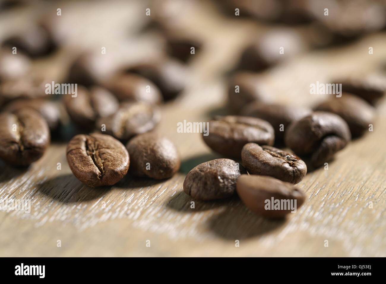 Kaffee Bohnen auf Eiche Holz Hintergrund Stockfoto