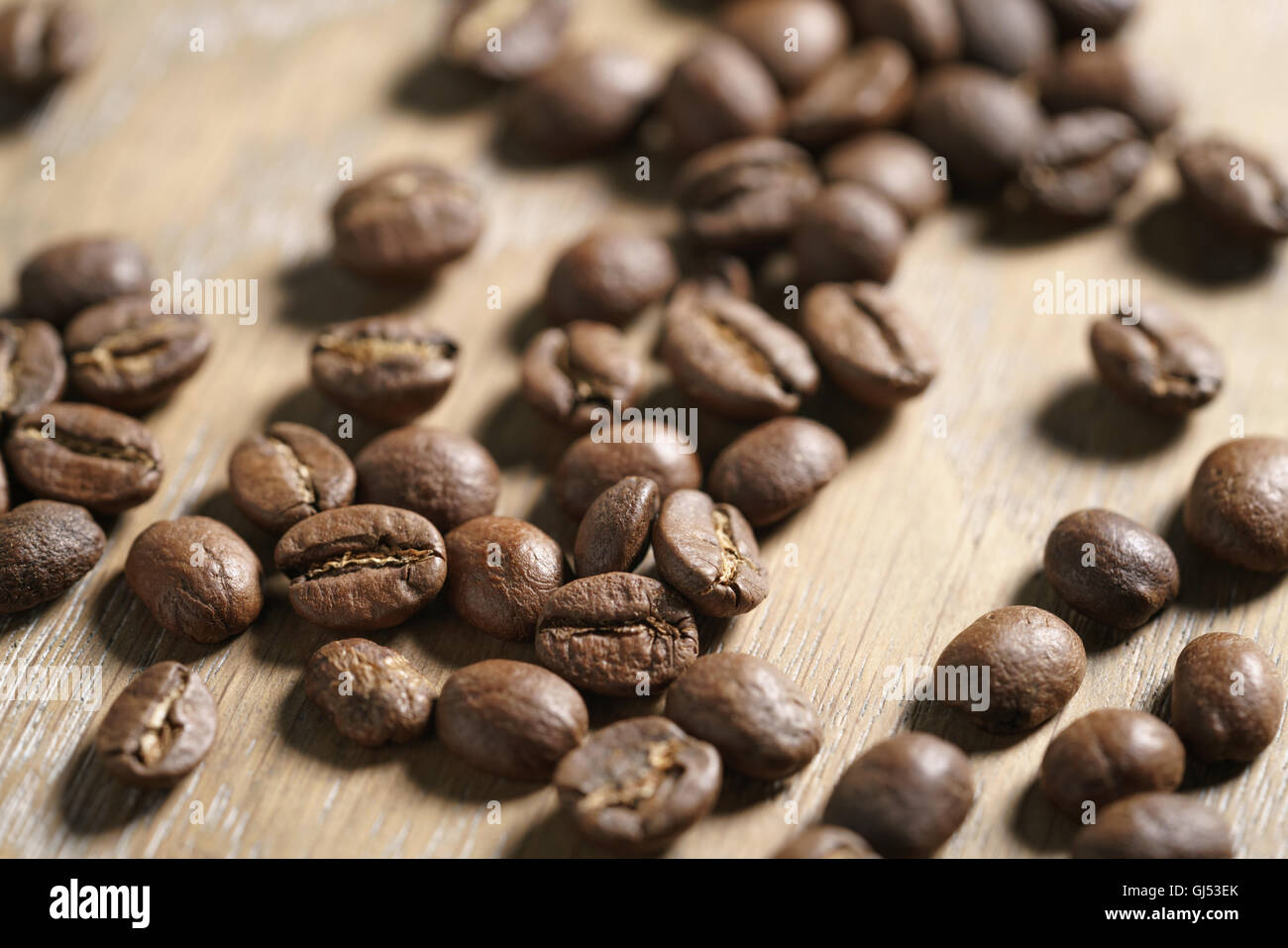 Kaffee Bohnen auf Eiche Holz Hintergrund Stockfoto