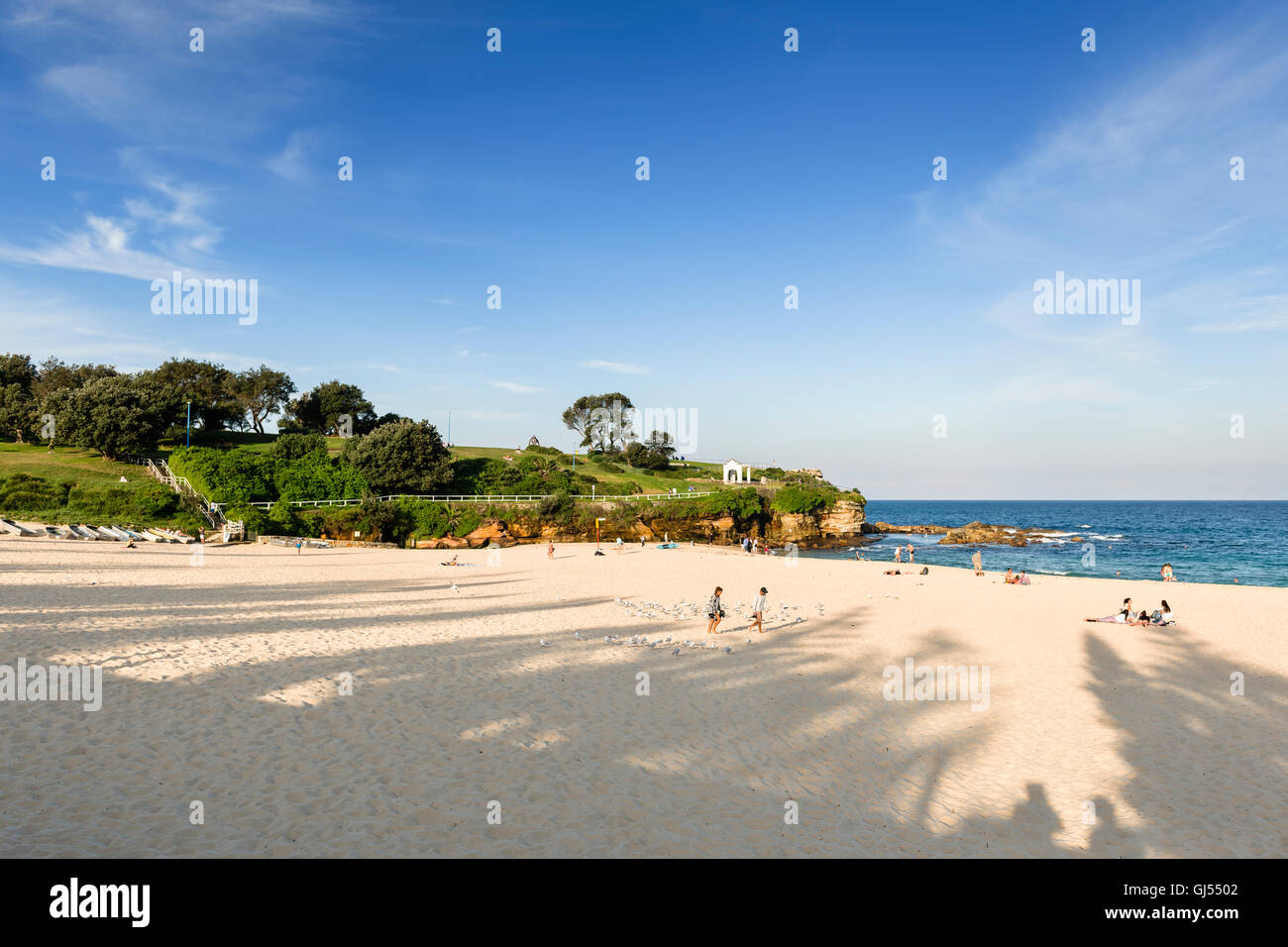 Menschen Sonnenbad am Coogee Beach in Sydney. Stockfoto